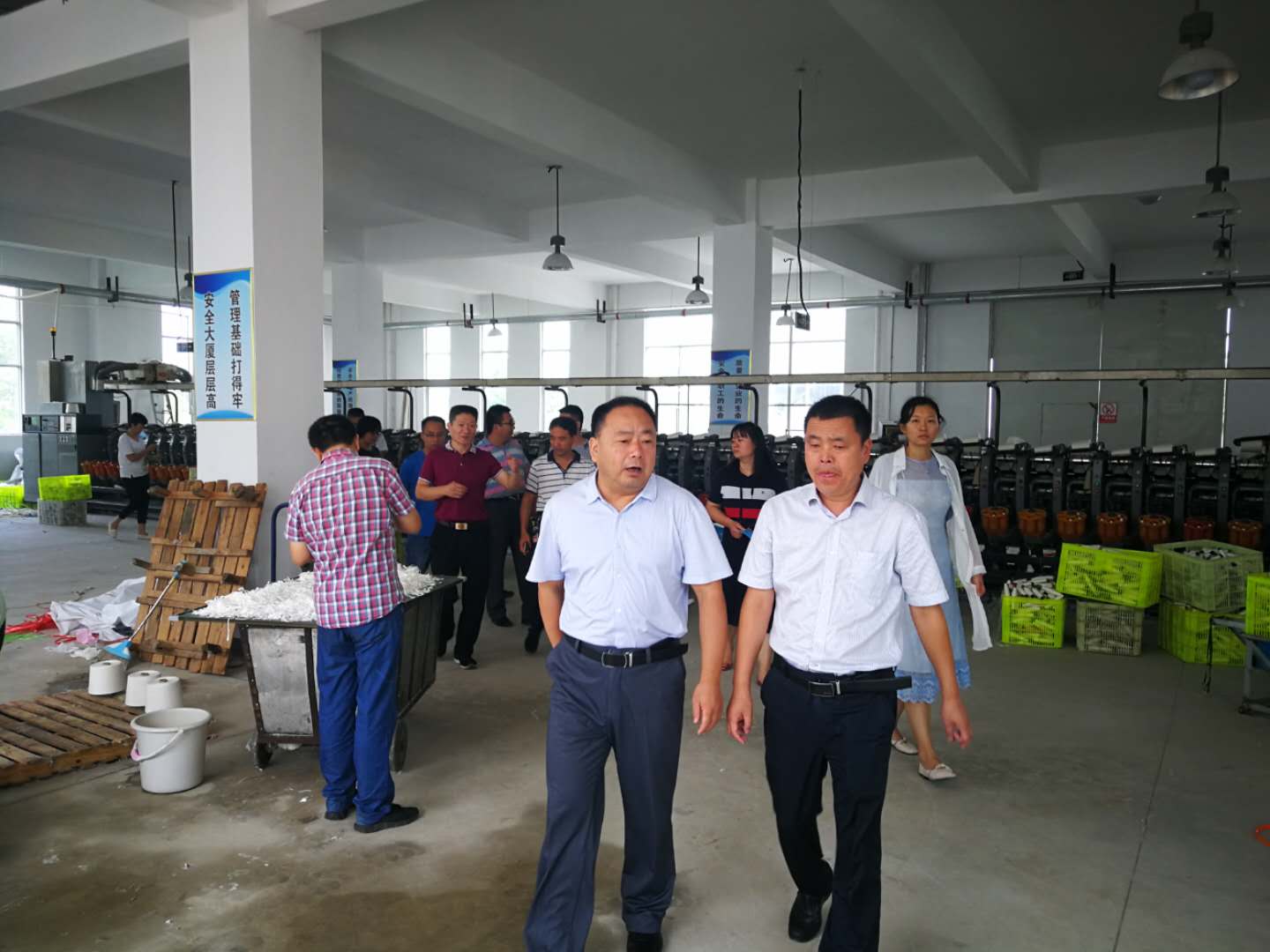 时尚风潮下的菲依服饰店:引领潮流新风尚