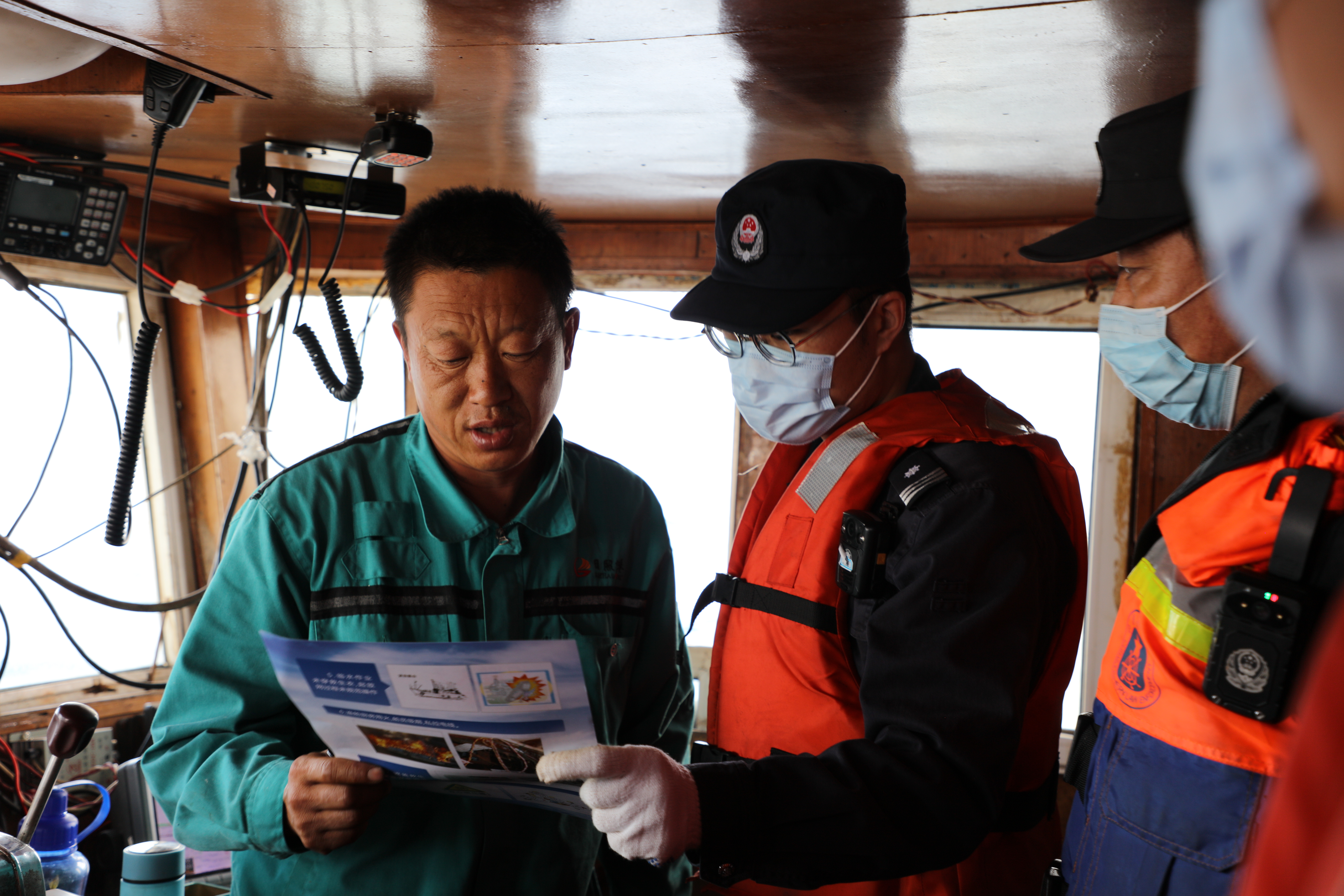 渔政执法人员登临渔船检查.jpg