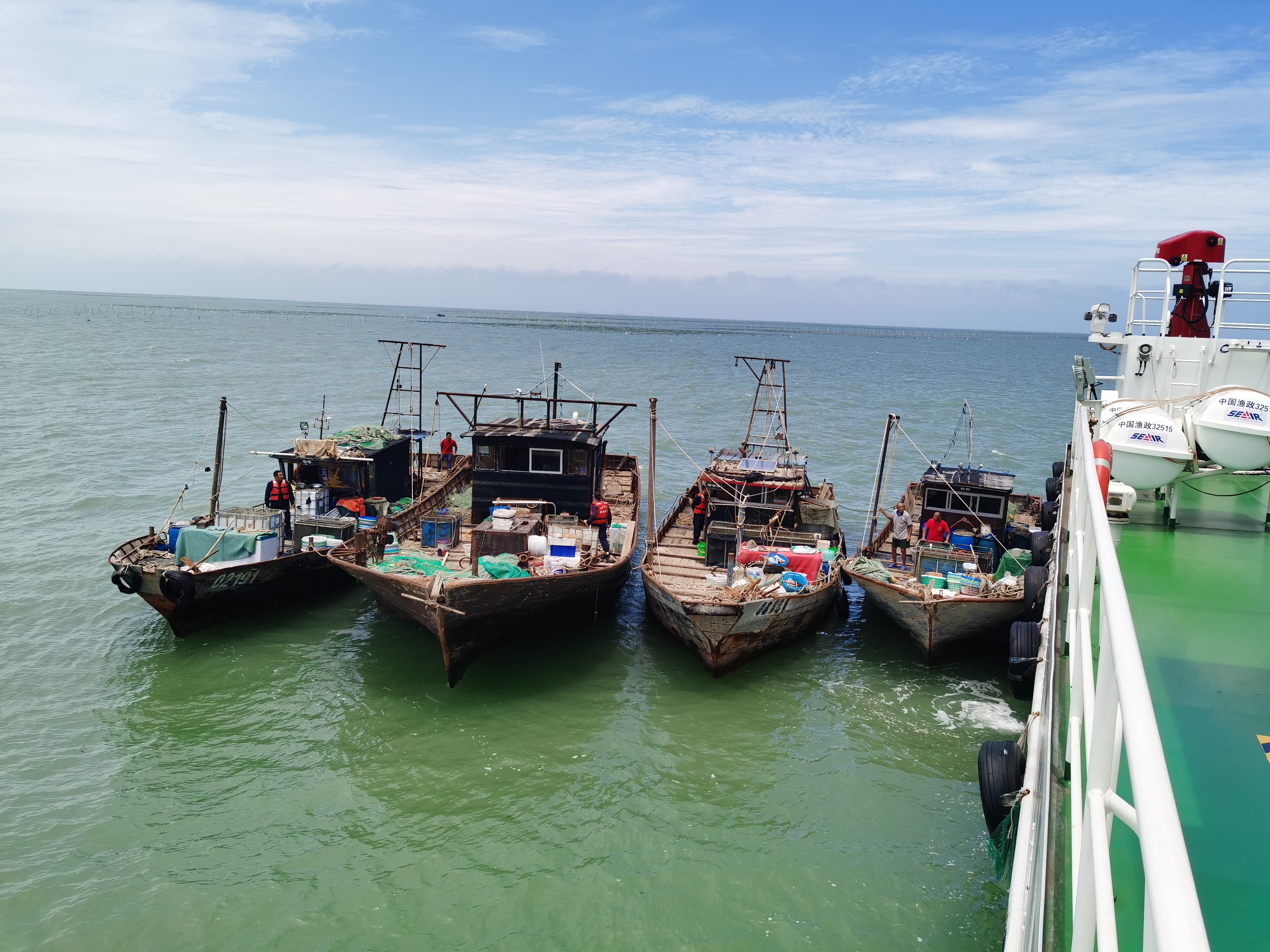 现场查扣的非法捕捞船舶.jpg