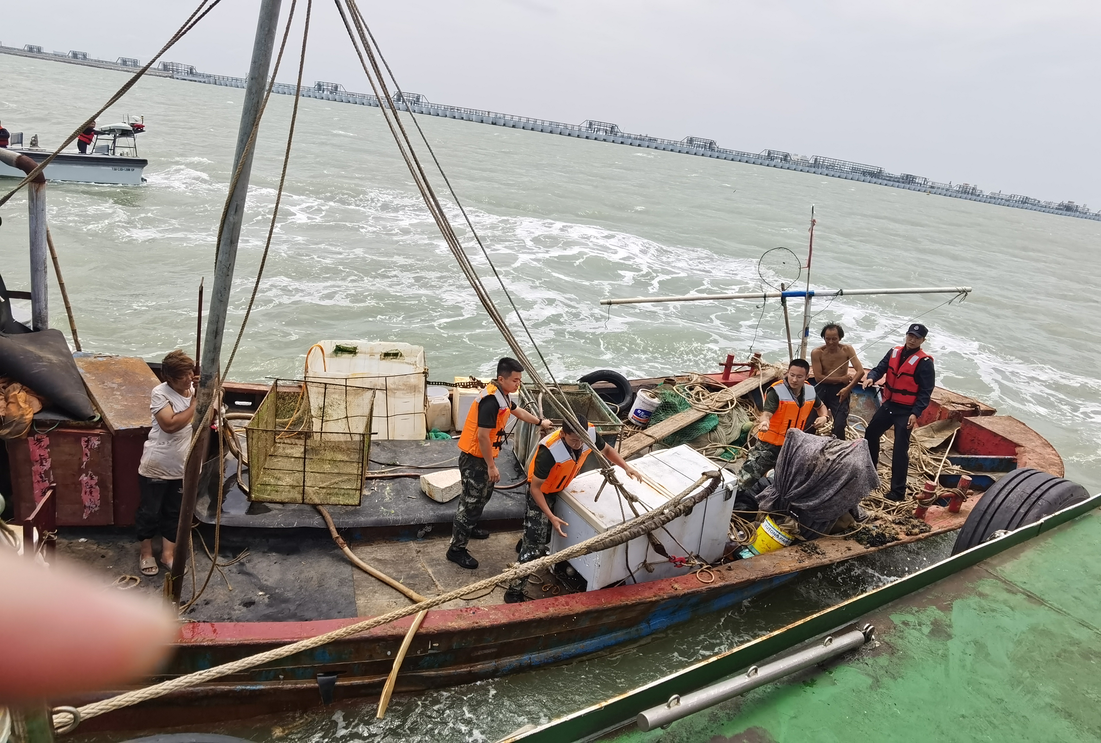 渔政、海警执法人员登船检查.jpg